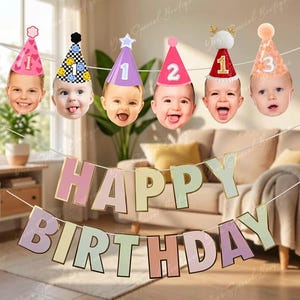 Puede incluir: Una pancarta de cumpleaños personalizada con dos hileras de letras en tonos pastel que forman Happy Birthday. Sobre el texto, se muestran seis recortes individuales de caras de bebés, cada uno con un gorro de fiesta con los números uno, dos o tres.