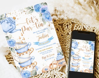 Op de afbeelding: Een blauwe en gouden uitnodiging voor een theepartij met een aquarel-illustratie van een theepot en theekopjes. De uitnodiging is voor Jacksons 5e verjaardag en bevat de datum, tijd en locatie van het feest. De tekst "Let's Par-tea" is geschreven in een speels lettertype.