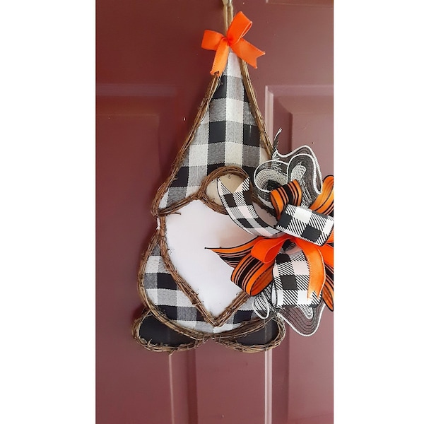 Gnome Grapevine Frame Buffalo Check Door Hanger avec grand nœud, carreaux noirs et blancs avec décoration de porte Orange Halloween Bow