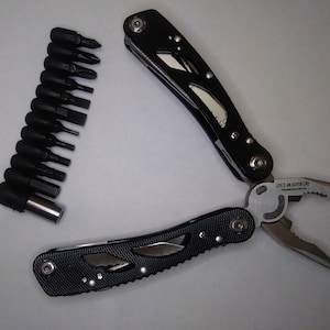 Multiverktyg i rostfritt stål - med tillbehör och fodral - The Long Way Adventures