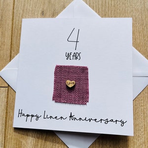 Tarjeta de lino para el cuarto aniversario de bodas en tono morado