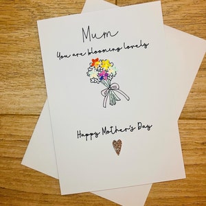 Tarjeta del Día de la Madre con hermosas flores en flor