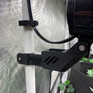 Supherb Fan Mount™ Modello 1 / Supporto per ventola / Supporto per ventola Lil Blizzard / Supporto per ventola su palo per tenda da coltivazione / Supporto per ventola su palo / Supporto per ventola su palo per tenda da coltivazione