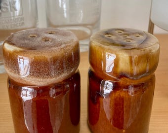 ミッドセンチュリー風ブラウン釉薬セラミック製ソルト＆ペッパーシェーカー – 素朴なキッチン装飾