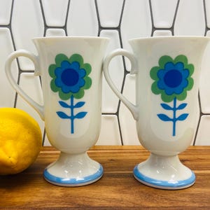 Mugs fleuris Mid-Century sur pied - Ensemble rétro en céramique bleu-vert