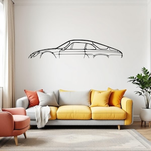 Puede incluir: Un dibujo de línea negra de un coche en una pared blanca sobre un sofá amarillo y gris con almohadas.