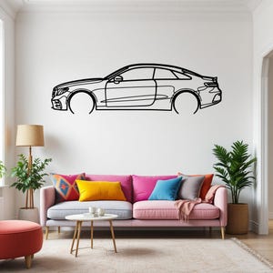 Puede incluir: Un dibujo en blanco y negro de una línea de un coche en una pared blanca. El coche es un coupé con un diseño elegante. El dibujo es un simple contorno del coche, sin detalles ni sombreado.