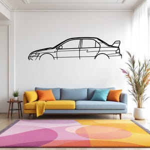 Może przedstawiać: Czarno-biały rysunek liniowy samochodu na białej ścianie. Samochód to sedan ze spoilerem na bagażniku. Samochód znajduje się w centrum obrazu. Ściana jest w tle. Niebieska sofa z żółtymi i niebieskimi poduszkami znajduje się na pierwszym planie. Dywan w kolorze różowym, pomarańczowym i żółtym znajduje się na podłodze.