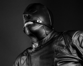 The Gimp / Fotografía de fetiches de cuero / Escena fetichista / Impresión en blanco y negro