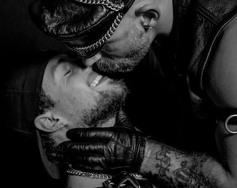 GLOVELOVE - Imagen fetiche de cuero gay - Estilo Tom de Finlandia