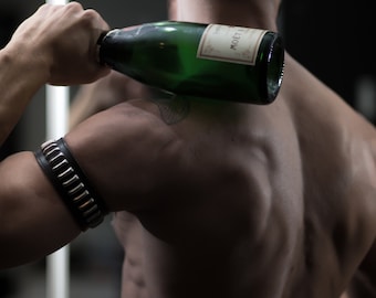 Fotografía de fetiches de cuero y botellas / Escena fetichista londinense / Impresión en blanco y negro