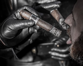 Cigarros / Fotografía de fetiches de cuero / Escena fetichista londinense / Impresión en blanco y negro