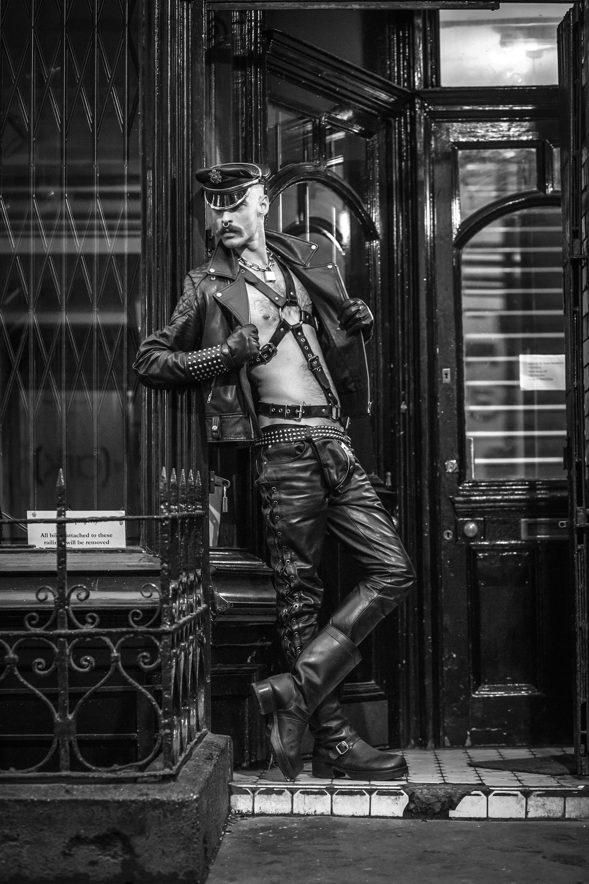 カストロ - ゲイ男性のエロティックな BDSM 写真。