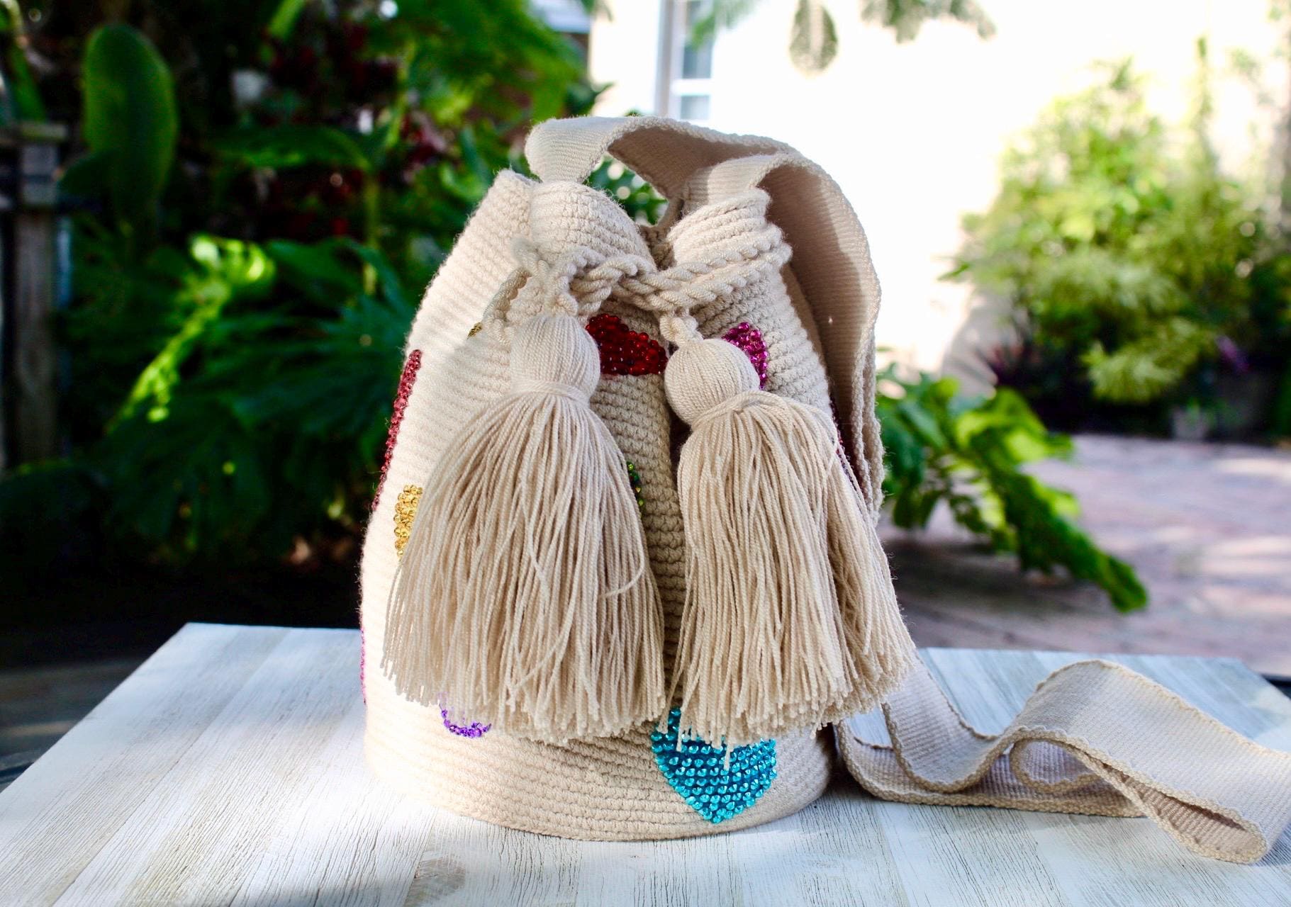 Mittelgroße Wayuu Tasche Strass Häkeltasche kolumbianische Crossbody Bag Herz gewebte Häkelarbeit Geldbörse Original Wayuu Mochila Bag Beige Crossbody