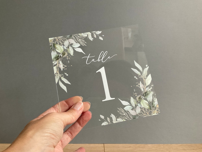 Numéro de table fleuri eucalyptus, pivoines, roses, feuilles d'olivier, imprimés sur plexi image 2