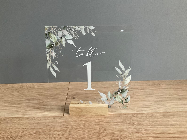 Número de mesa floral de eucalipto, peonías, rosas, hojas de olivo, impreso en plexiglás. imagen 3