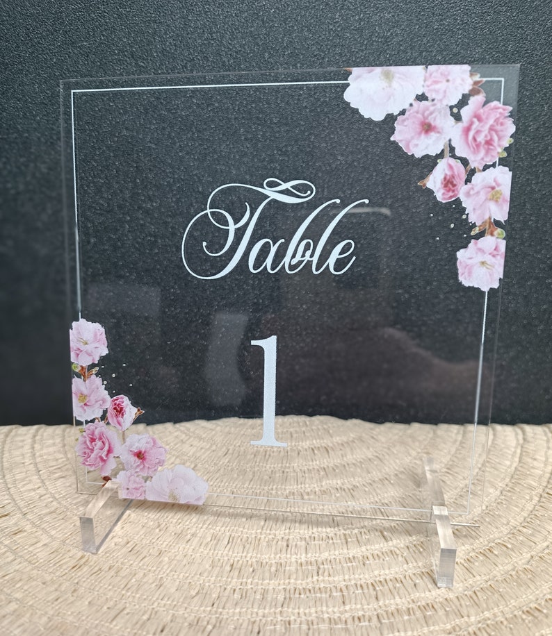 Número de mesa floral de eucalipto, peonías, rosas, hojas de olivo, impreso en plexiglás. imagen 8