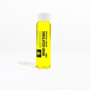Può includere: Una bottiglia trasparente con tappo bianco riempita di un liquido giallo brillante. La bottiglia ha un'etichetta gialla con testo nero che recita "MEDICAL GRADE SIMULATED URINE" e "30 ml". L'etichetta include anche testo per scenari di simulazione di addestramento realistici.