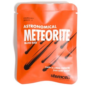 Meteoritblindväska: Cosmology Serie 1 (Begränsad upplaga) - Autentiserat meteoritfragment - Utställningskapsel i museistil