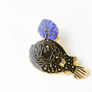 Emaille pin Atlantische voetbalvis (Himantolophus groenlandicus)
