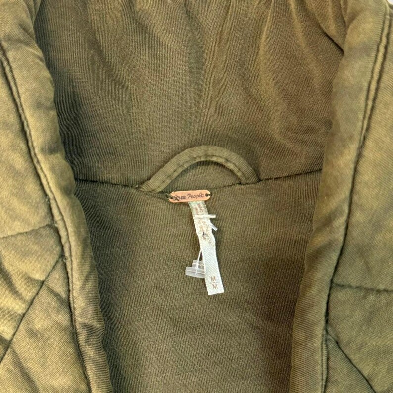 Chaqueta acolchada Free People color verde militar color tostado • Talla M imagen 5