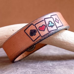 Speelkaart past bij leren armband met gratis geheime boodschap, cadeau voor poker-/bridgeliefhebber, cadeau-idee gokker, unisex armband