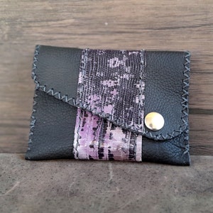 Mini billetera negra, monedero de cuero negro, monedero de cuero hecho a mano, tarjetero pequeño para mujer, estampado de piel de serpiente morada, regalo único para mujer