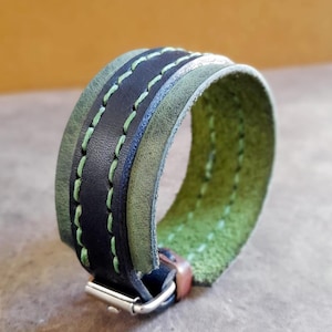 Pulseira de couro preto e verde, pulseira ajustável unissex, pulseira de couro Crazy Horse Bikers, pulseira com fivela, costurada à mão, pulseiras grossas
