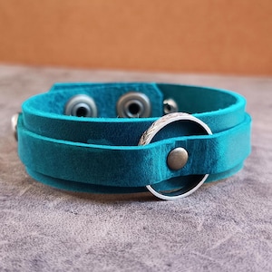 Einstellbare Trauer Armband Ringholder, Unisex Leder Witwe Armband, tragen Sie einen Ring Armreif, Kostenlose benutzerdefinierte geheime Nachricht - Blau / Rot / Grün