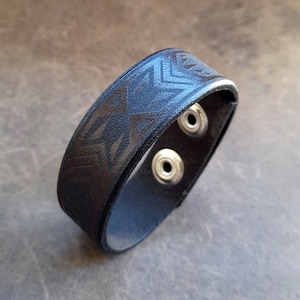 Polynesische tribale armband, handgemaakte verstelbare donkerbruine leren band voor mannen/vrouwen, polsbandje met geheime boodschap/verborgen tekst, Samoaanse stam