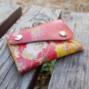 Leren portemonnee, handgemaakte rode bloemen lederen kaartportemonnee, kleine kaart-/sleutelhanger voor dames/tienermeisjes, muntzakje met druksluiting, cadeau-idee