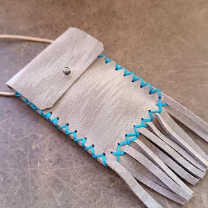 Borsa da collo in pelle grigia scintillante con frange, porta-burrocacao per collana, astuccio da collo per balsamo per labbra, astuccio per medicinali