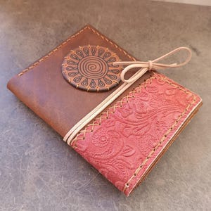 Portapassaporto in pelle con tasca per notebook e scomparto per carte, portafoglio da viaggio boho fatto a mano, regalo unico per figlia, idea regalo di laurea