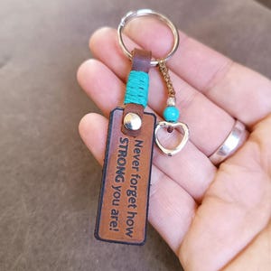 Petit porte-clés en cuir personnalisé avec perles turquoise et coeur en argent, message recto-verso, mots inspirants, petit cadeau encourageant