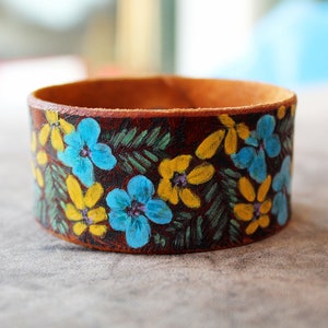 Bracelet fleurs tropicales, bracelet en cuir peint à la main, manchette message secret, jonc floral réglable, bracelets d'été pour elle