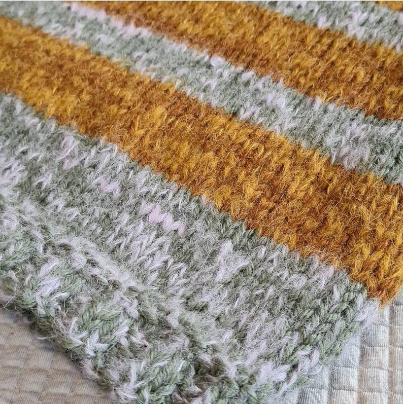 Neck circumdned hand-knitted
