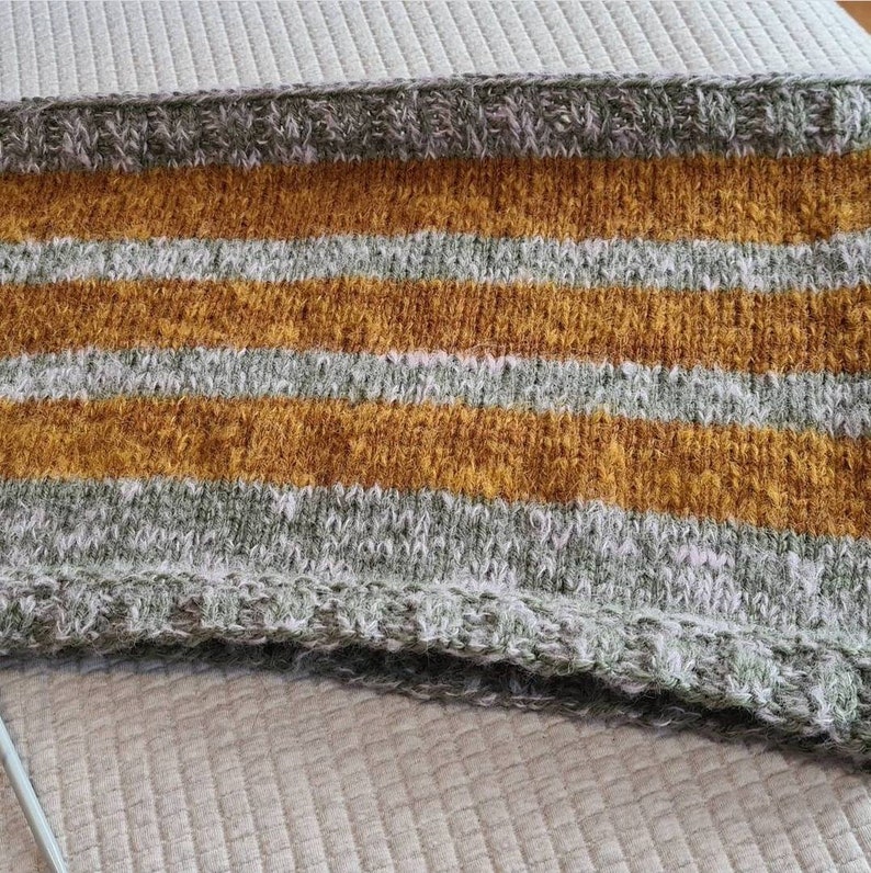 Neck circumdned hand-knitted