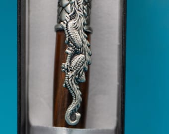 Bolígrafo estilo dragón torneado en madera de hierro: un regalo único de escritura y colección hecho a mano.