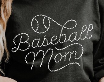 Könnte beinhalten: Schwarzes Sweatshirt mit weiß gesticktem Text, der "Baseball Mom" lautet.