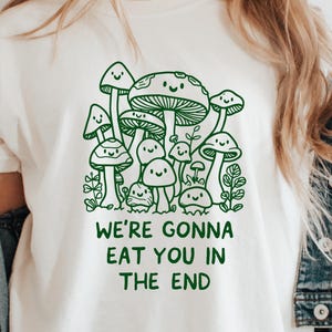 Cogumelo engraçado Svg Png – “Nós vamos comer você no final” Citação de micologia da floresta – Clipart de fungos assustadores fofos para Cricut e camisetas, estranho