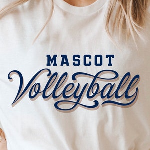 以下が含まれることがあります： スタイリッシュなフォントで「MASCOT Volleyball」と書かれた、青と茶色のグラフィックが施された白いTシャツ。画像の右下隅には黒いインクで手書きの「No. 158」というテキストが書かれている。画像の左下隅には「midday SVG」というテキストが書かれている。画像の中央には「SVG, EPS, PNG, DXF premium cut files」というテキストが書かれている。
