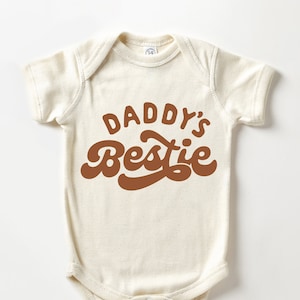 Daddy's Bestie Svg Png, Dia dos Pais Svg, Boho Retro Baby, Primeiro Dia dos Pais, Cute Baby Svg, Camisas Baby Svg, Sublimação, Baby Svg Cricut
