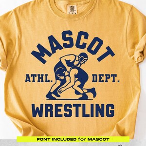 以下が含まれることがあります： マスタードイエローのTシャツ。ネイビーブルーのレスリングのグラフィックがプリントされています。「MASCOT ATHL. DEPT. WRESTLING」の文字が含まれています。また、「FONT INCLUDED FOR MASCOT」と「MIDDAY SVG, PNG, EPS, DXF premium cut files No. 1892」の文字も含まれています。