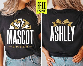 Może przedstawiać: Czarny T-shirt z wzorem z złotych błyskotek, na którym z przodu widnieje napis "MASCOT CHEER", a z tyłu złota błyszcząca kokardka z imieniem "ASHLEY". Koszulkę nosi osoba w niebieskich dżinsach. Tekst "FONT INCLUDED for MASCOT and CHEERLEADER NAME" znajduje się na dole obrazu. Tekst "MIDDAY SVG" znajduje się w lewym dolnym rogu obrazu. Tekst "SVG, PNG, EPS, DXF premium cut files" znajduje się na dole pośrodku obrazu. Tekst "No. 1709" znajduje się w prawym dolnym rogu obrazu.