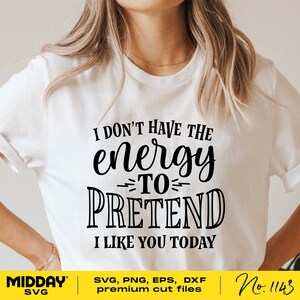 K&ouml;nnte beinhalten: Wei&szlig;es T-Shirt mit schwarzem Text, der lautet: "Ich habe nicht die Energie, so zu tun, als w&uuml;rde ich dich heute m&ouml;gen."