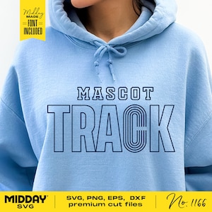 Puede incluir: Una sudadera con capucha azul claro con el texto "MASCOT TRACK" en un contorno azul marino. El texto está en una fuente en negrita y en bloques. La sudadera con capucha es un estilo popular para ropa casual.