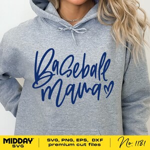 Peut inclure: Sweat-shirt &agrave; capuche gris avec le texte "Baseball mama" en lettres cursives bleues avec un petit c&oelig;ur.