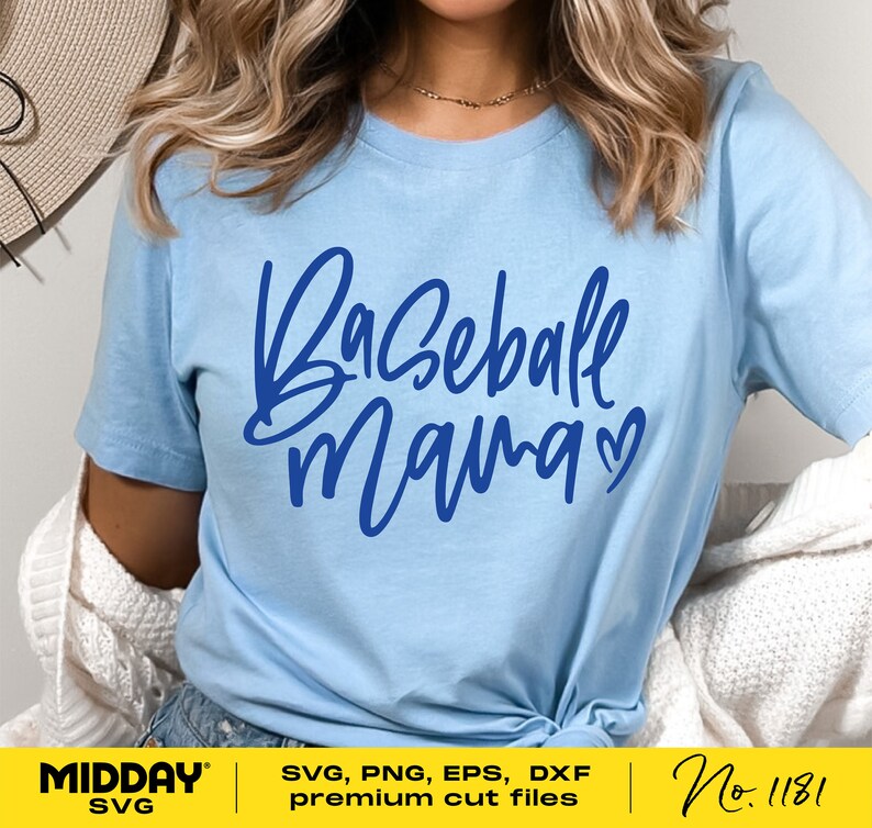 Peut inclure: Un t-shirt bleu clair avec le texte "Baseball Mama" en &eacute;criture bleue avec un symbole de c&oelig;ur. Le texte est centr&eacute; sur le t-shirt.