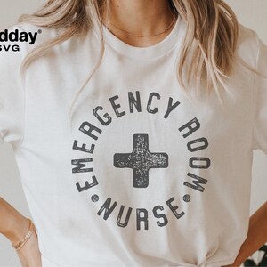 Peut inclure: T-shirt blanc avec un motif graphique noir et blanc qui dit "Emergency Room Nurse" dans un cercle avec un signe plus au centre.
