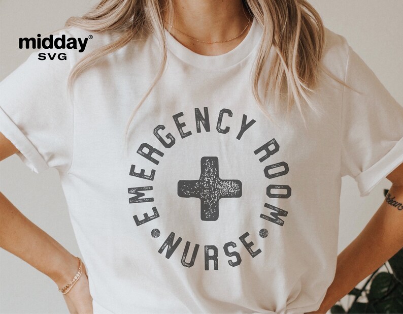 Peut inclure: T-shirt blanc avec un motif graphique noir et blanc qui dit "Emergency Room Nurse" dans un cercle avec un signe plus au centre.